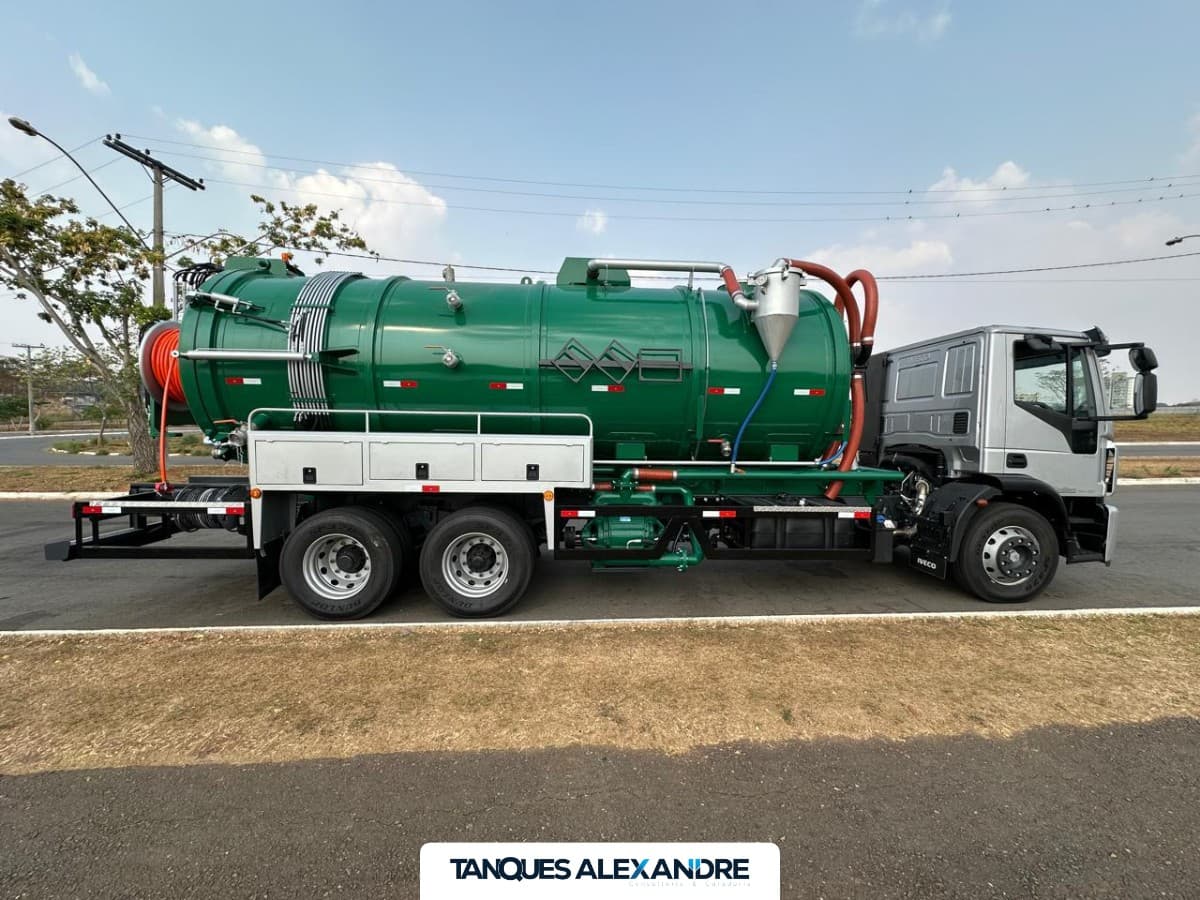 Iveco tector 24-280 com equipamento combinado